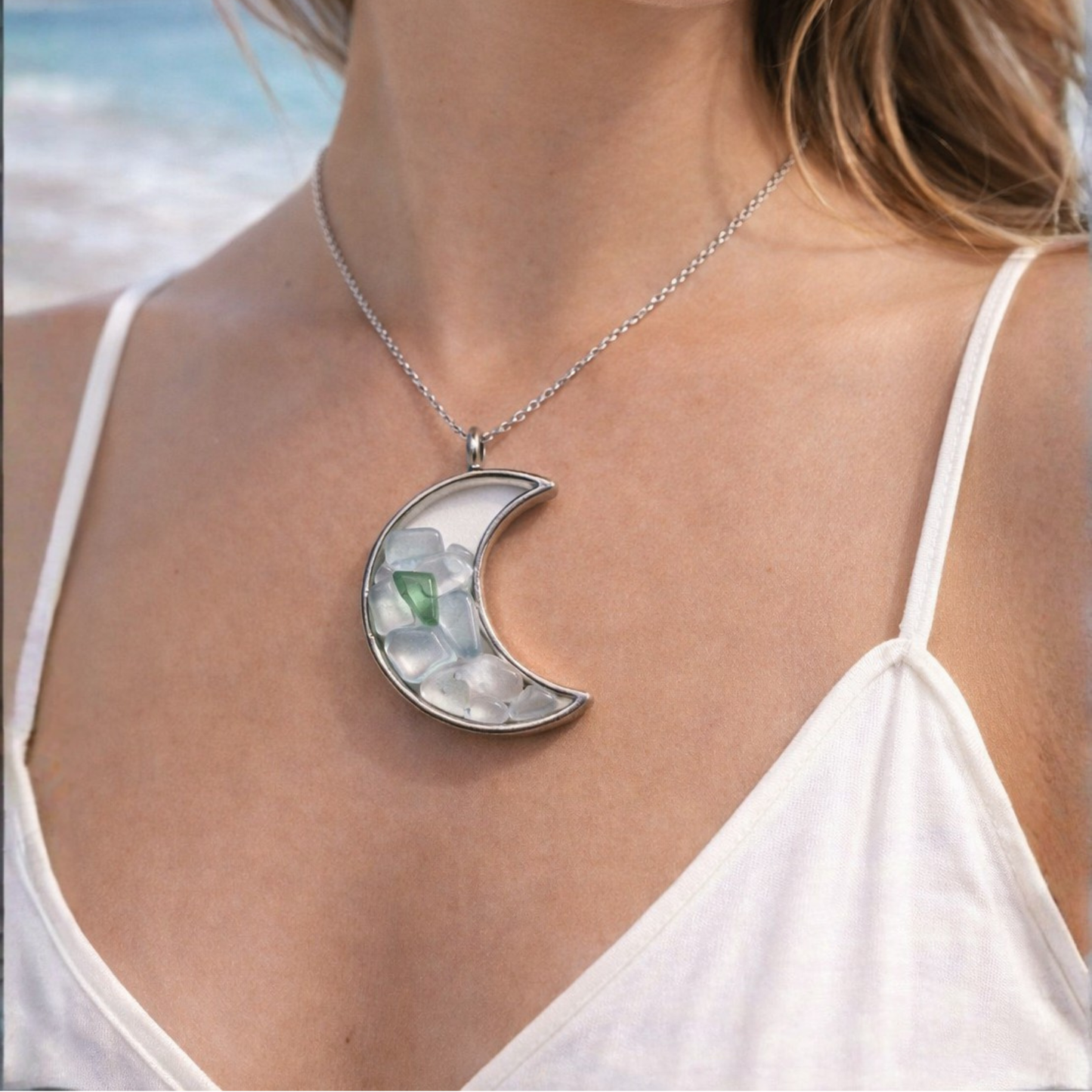 Crescent-shaped necklace with sea crystals.