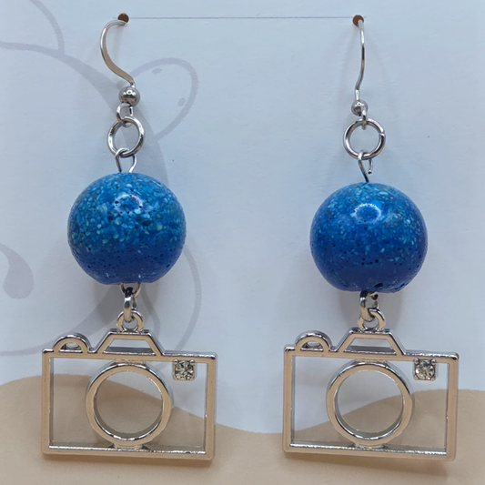 📸 "Debí Tirar Más Fotos" Earrings | Metal Camera Charm & Blue Beach Sand Beads 🌊